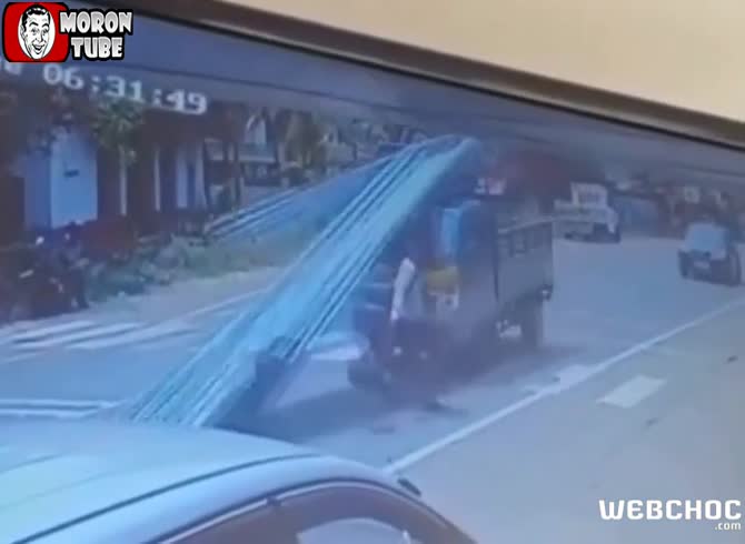 Video :At the crosswalk, he nearly dies